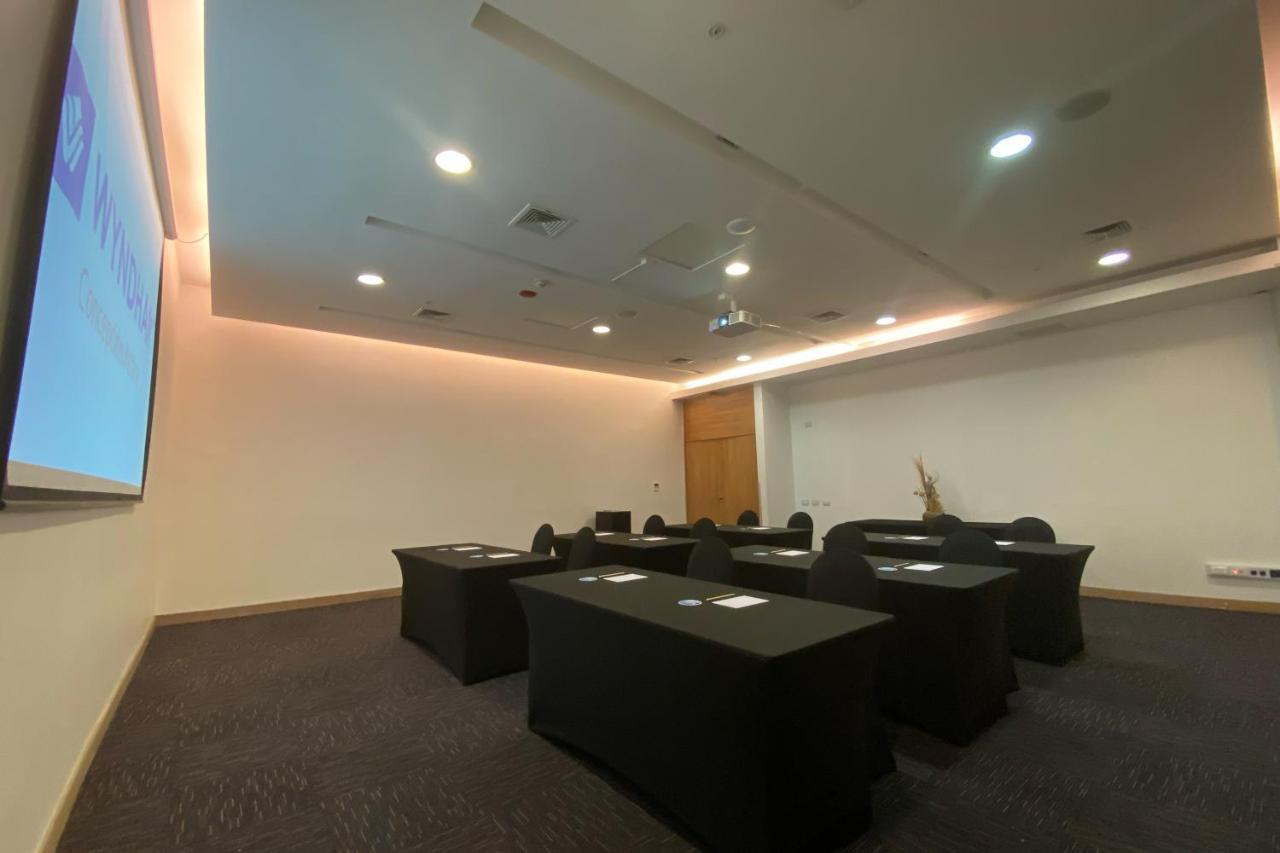 康塞普西翁佩特拉温德姆酒店 外观 照片 A meeting room at the National University of Singapore