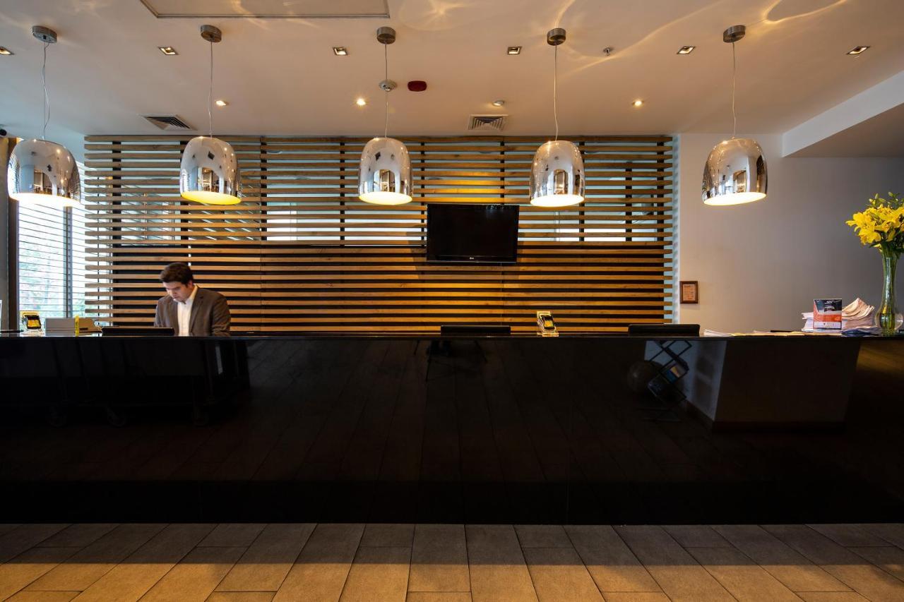 康塞普西翁佩特拉温德姆酒店 外观 照片 Reception desk at the hotel